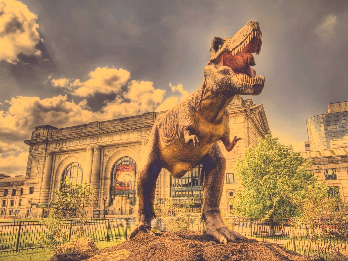 Скульптура динозавра рядом с музеем рептилий обои