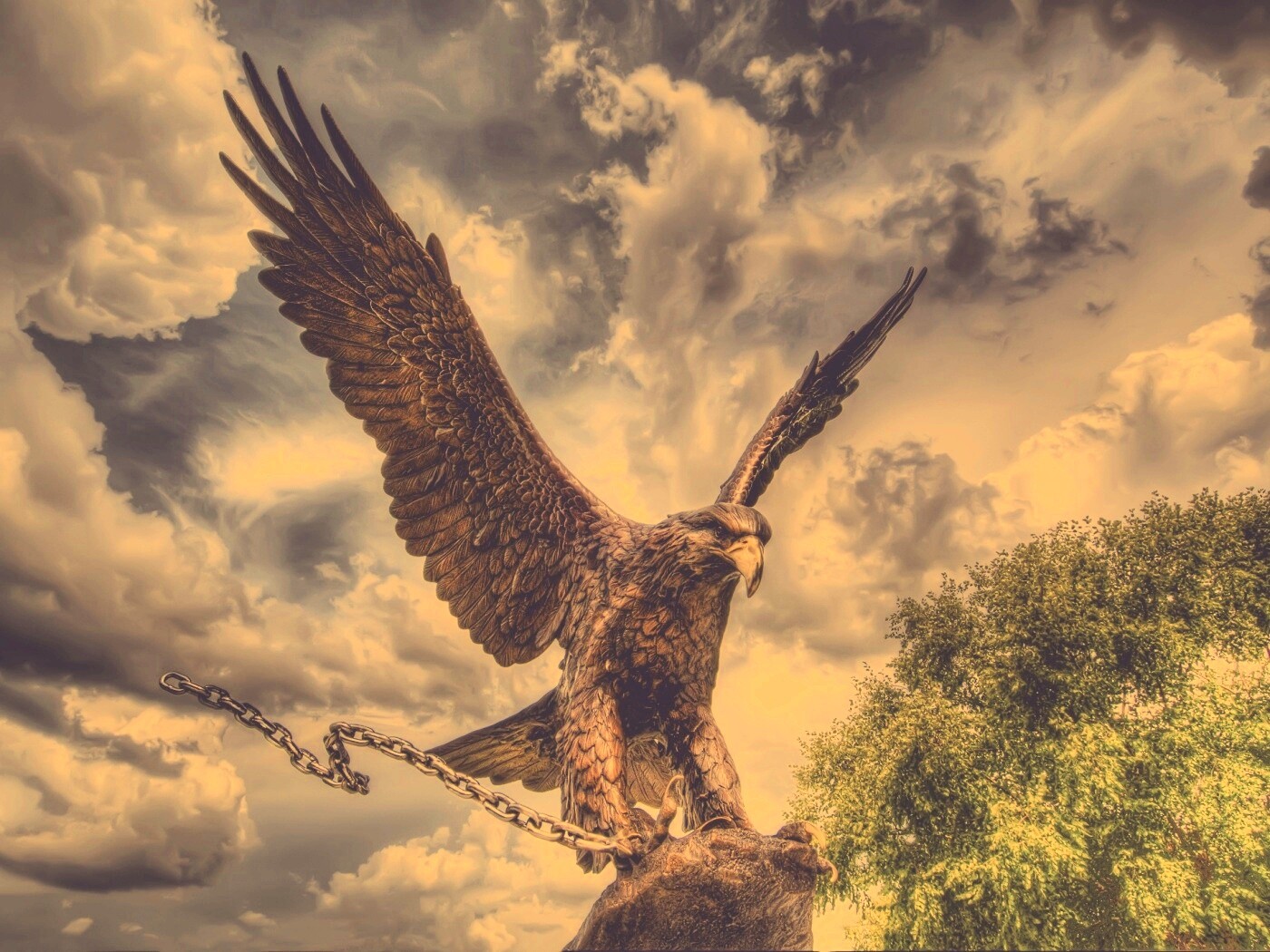Скульптура орла с цепью в когтях обои