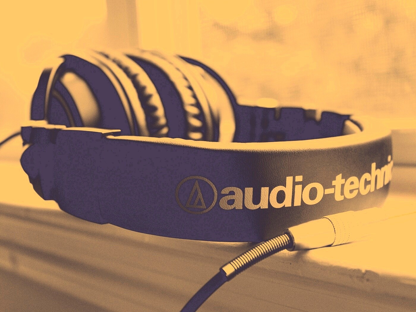 Наушники на подоконнике обои