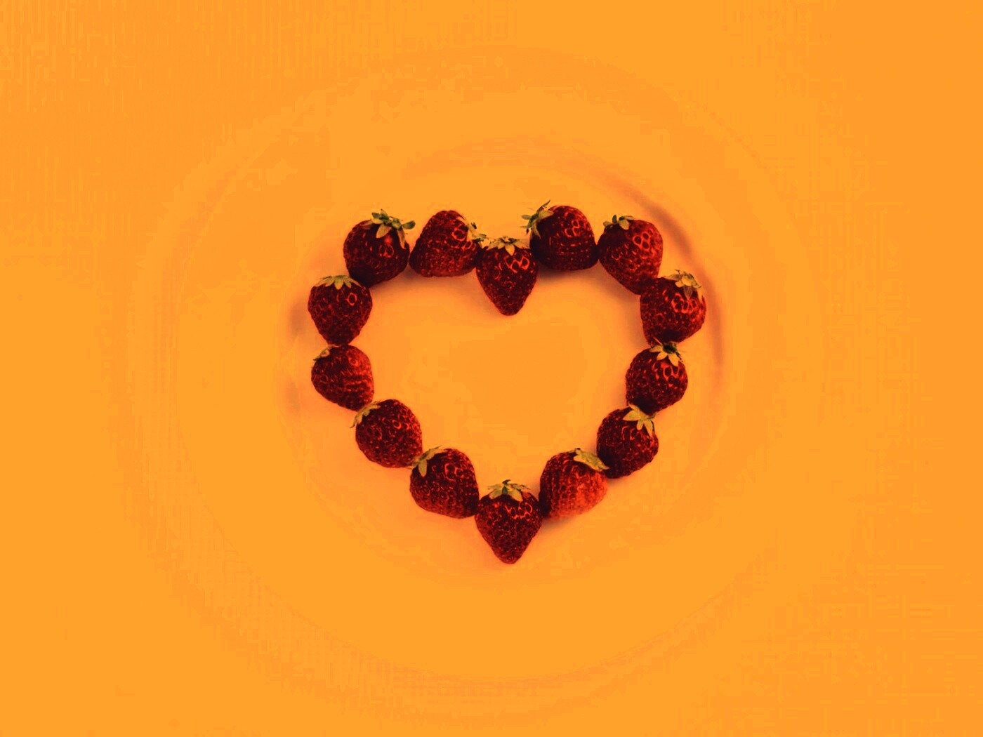 Тарелка с сердечком из клубники обои