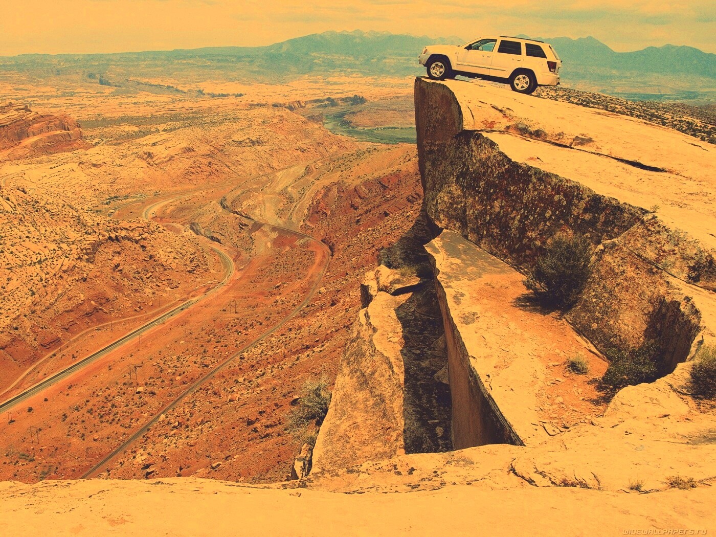 Внедорожник в горах обои