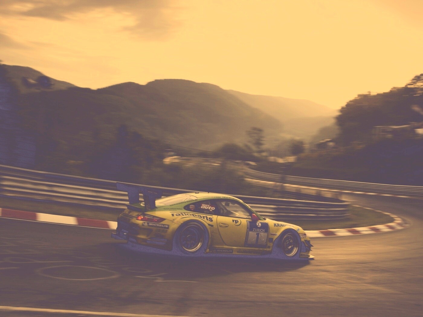 Гоночная трасса в горах и Порше обои