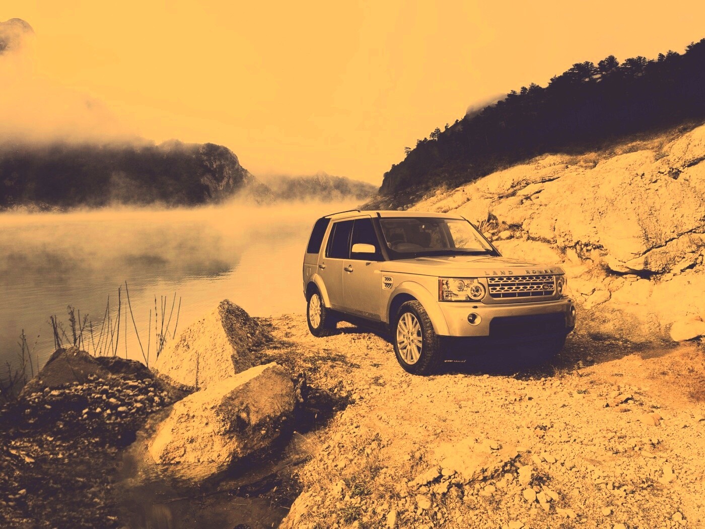 Range rover в горах у реки обои