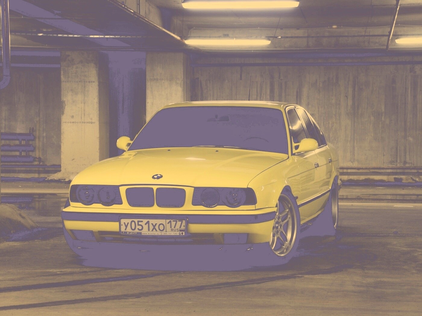 BMW M5 на стоянке обои