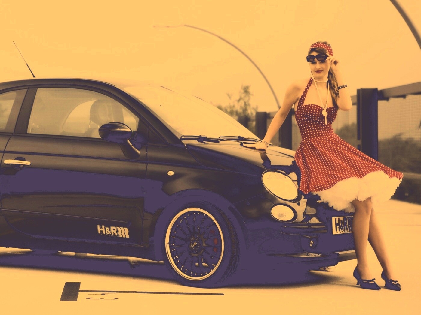 Черный фиат и девушка обои