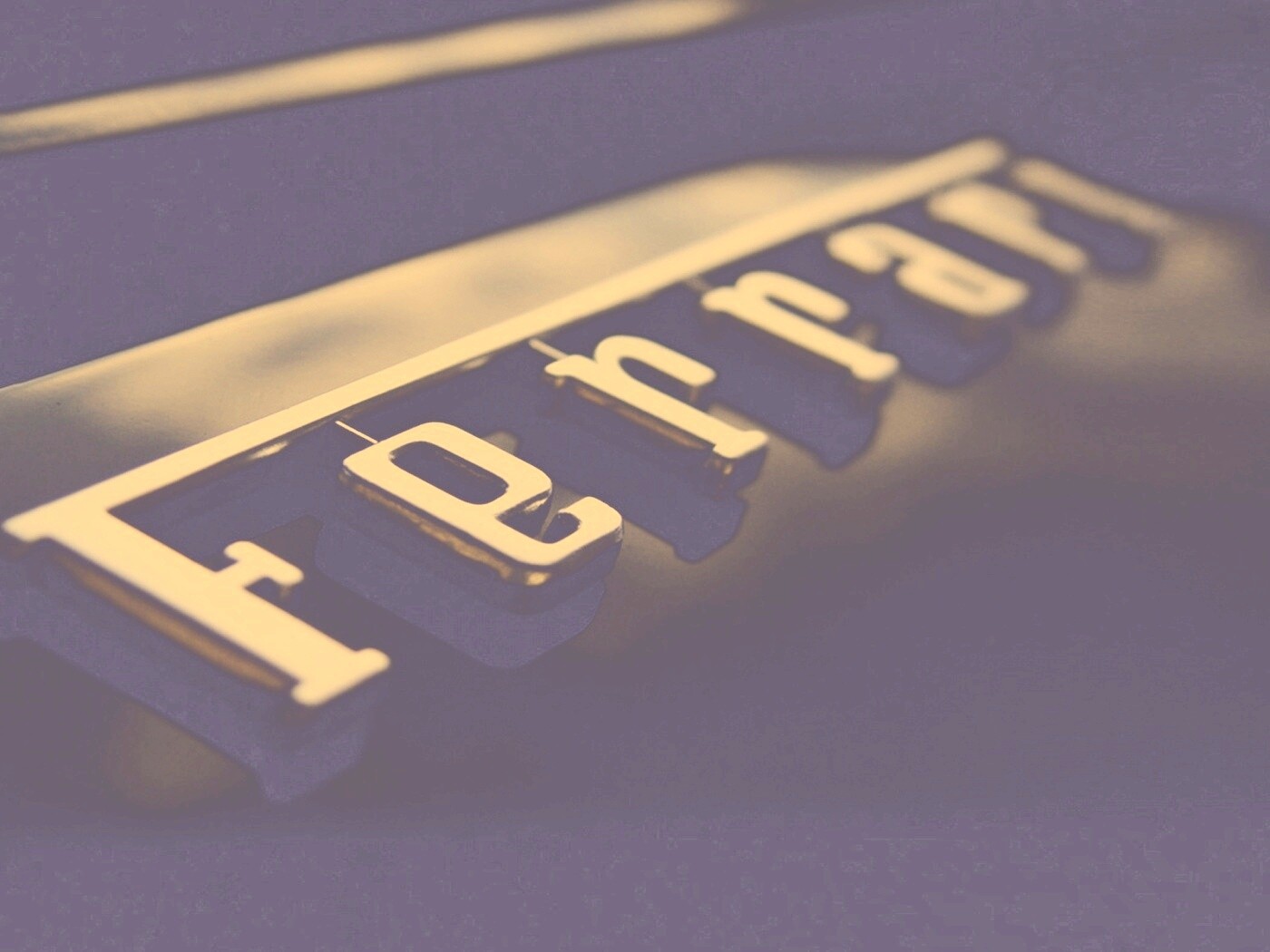 Хромированный логотип Ferrari обои