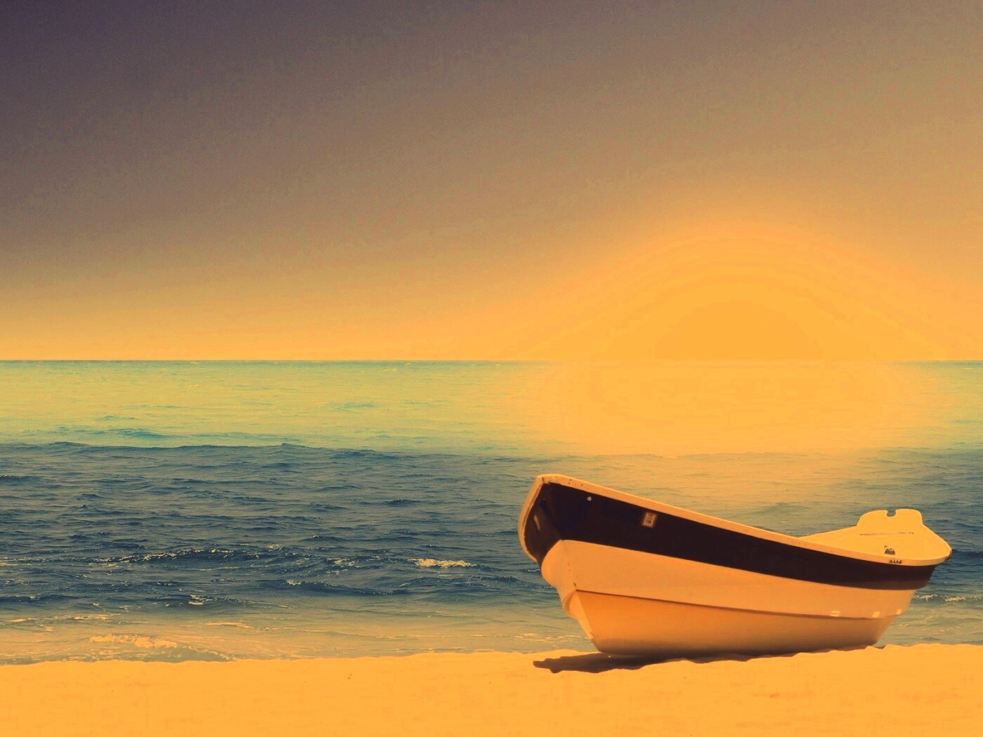 Лодка на пляже обои