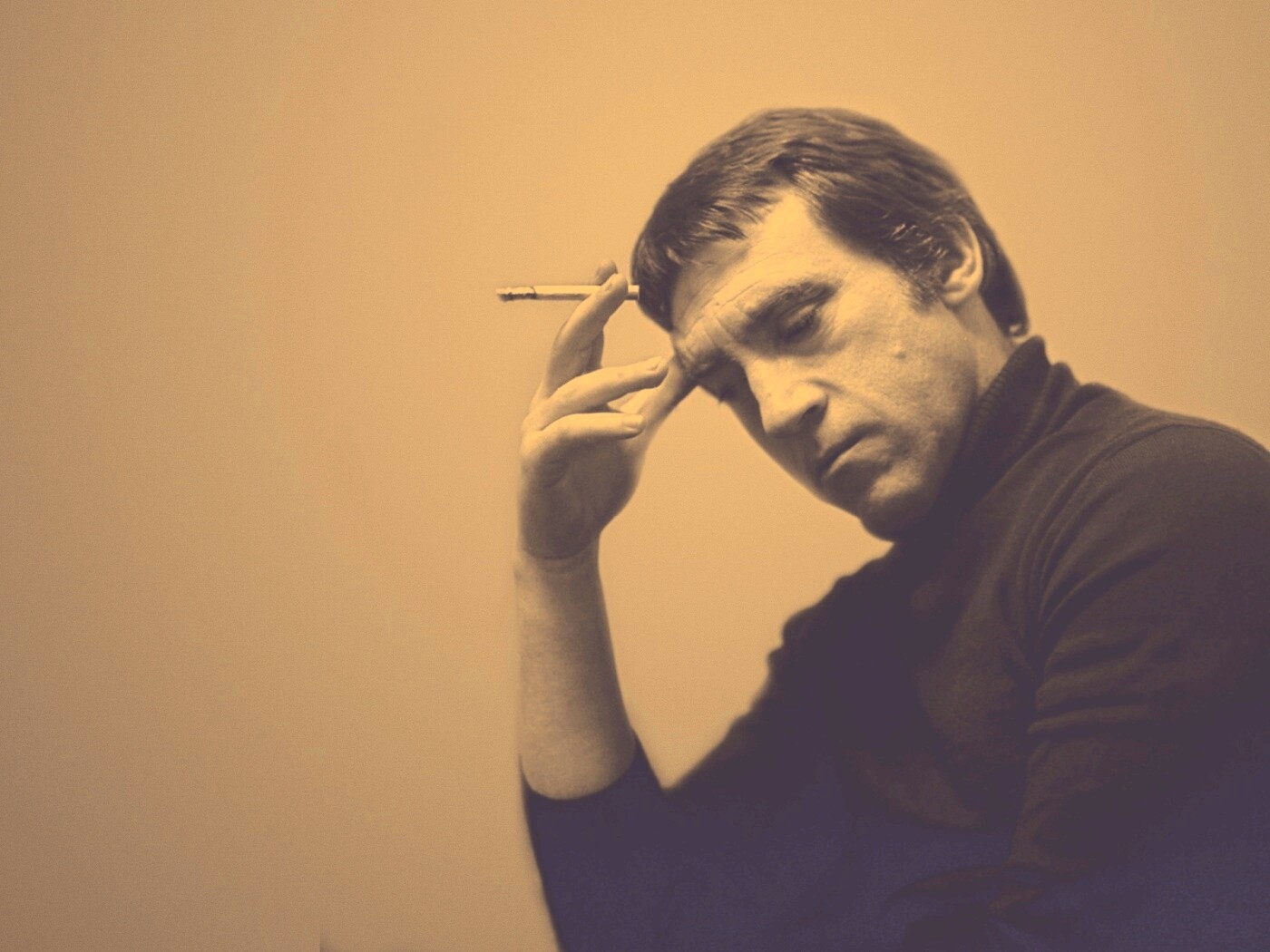 Владимир Высоцкий с сигаретой в руке обои