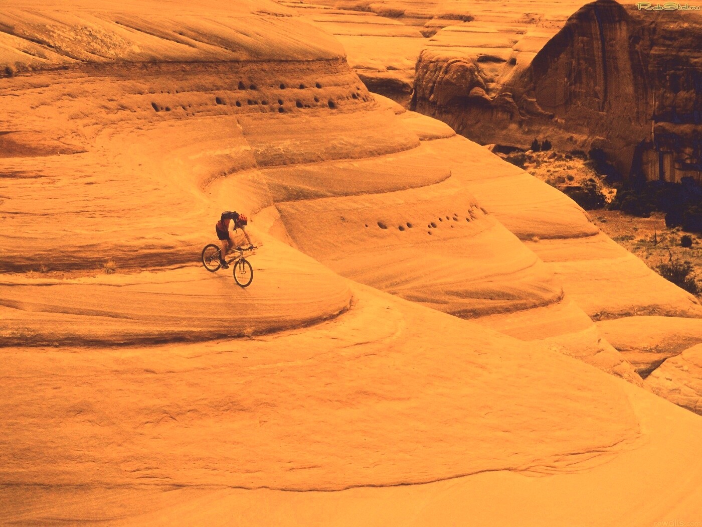 Опасный спуск на велосипеде обои