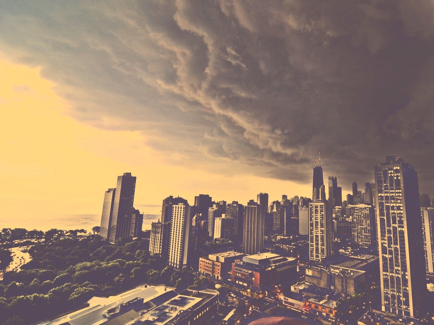 Туча над городом обои