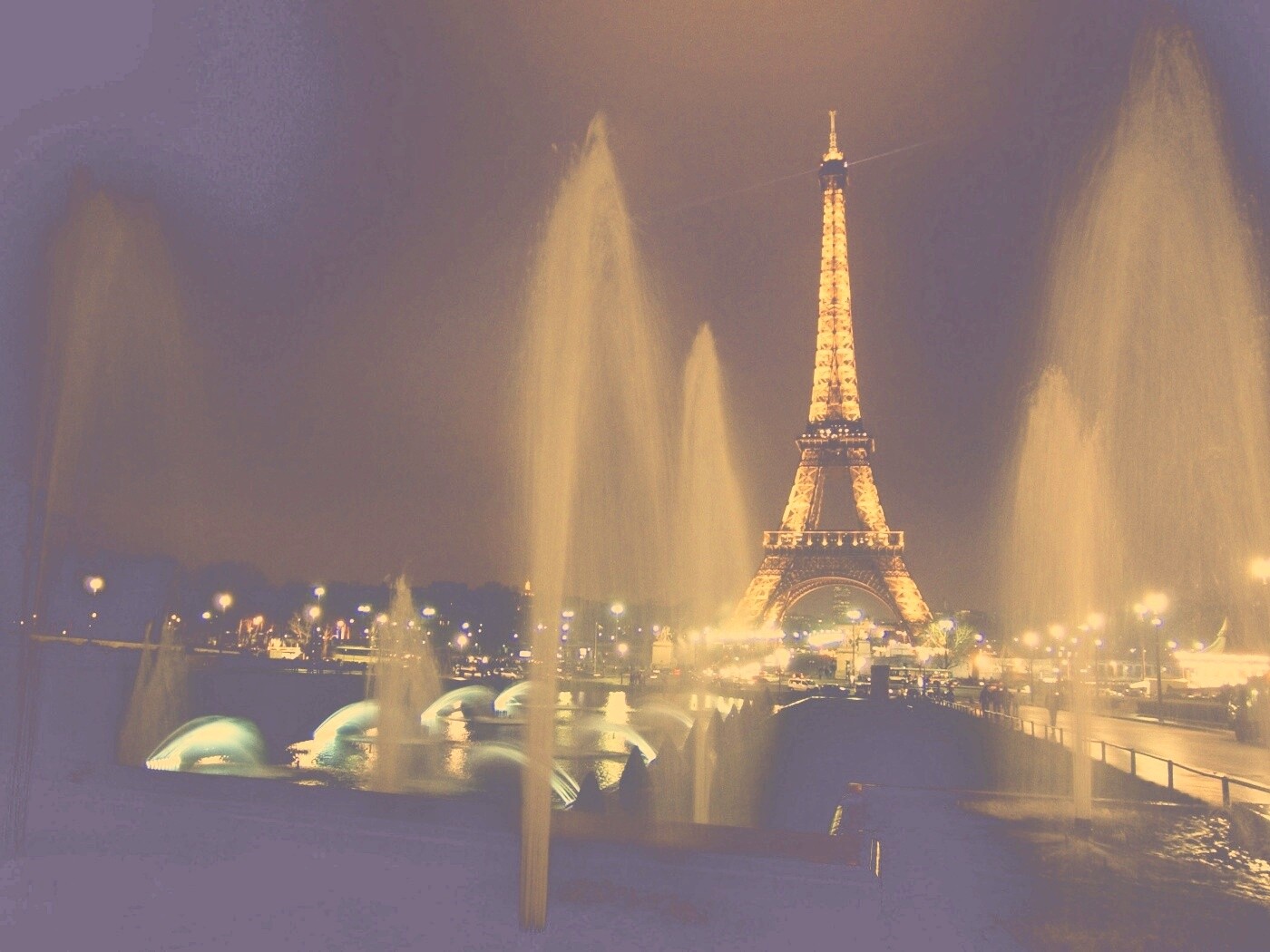Фонтаны напротив башни Эйфеля обои