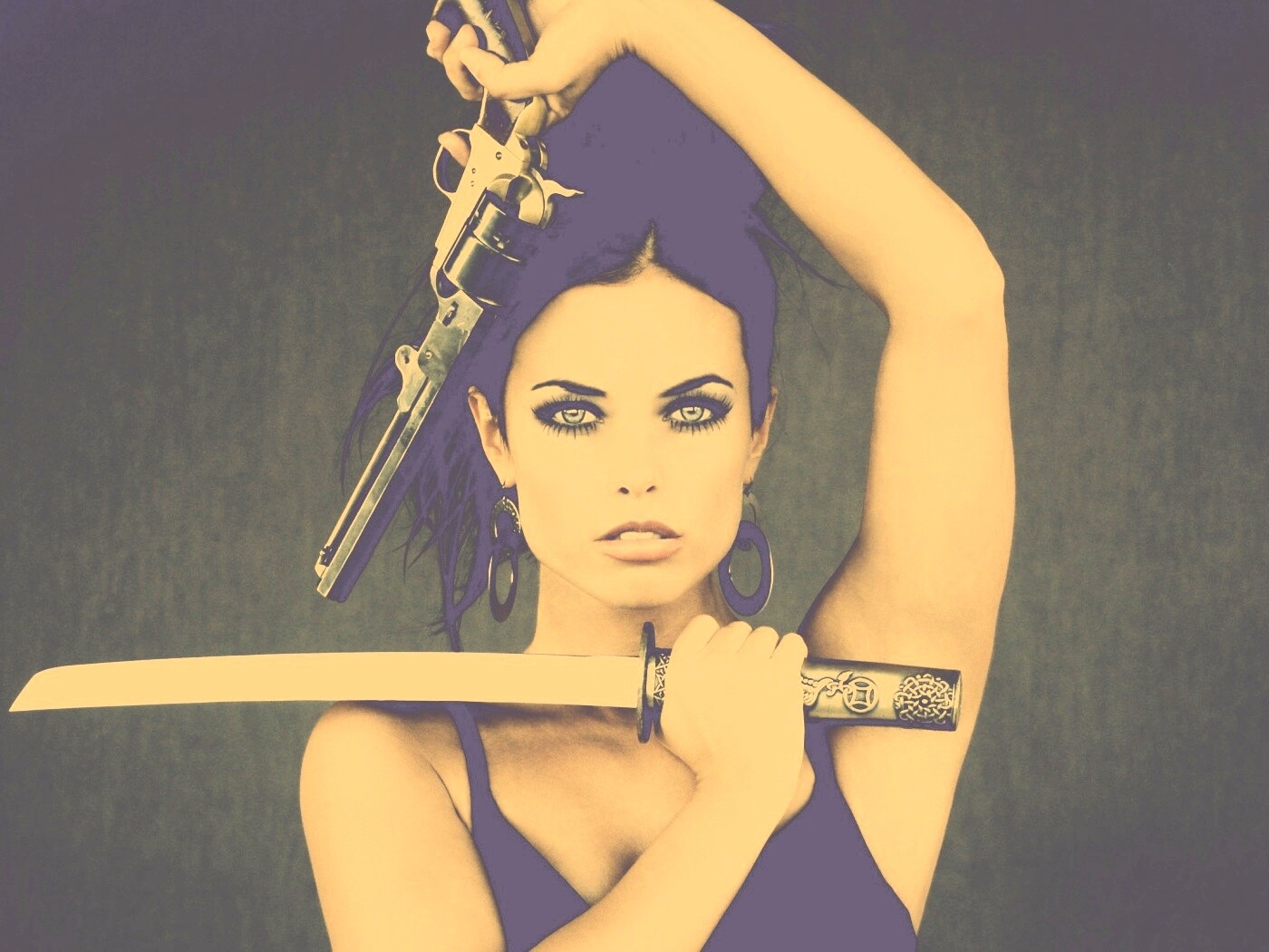 Девушка с мечом и пистолетом обои