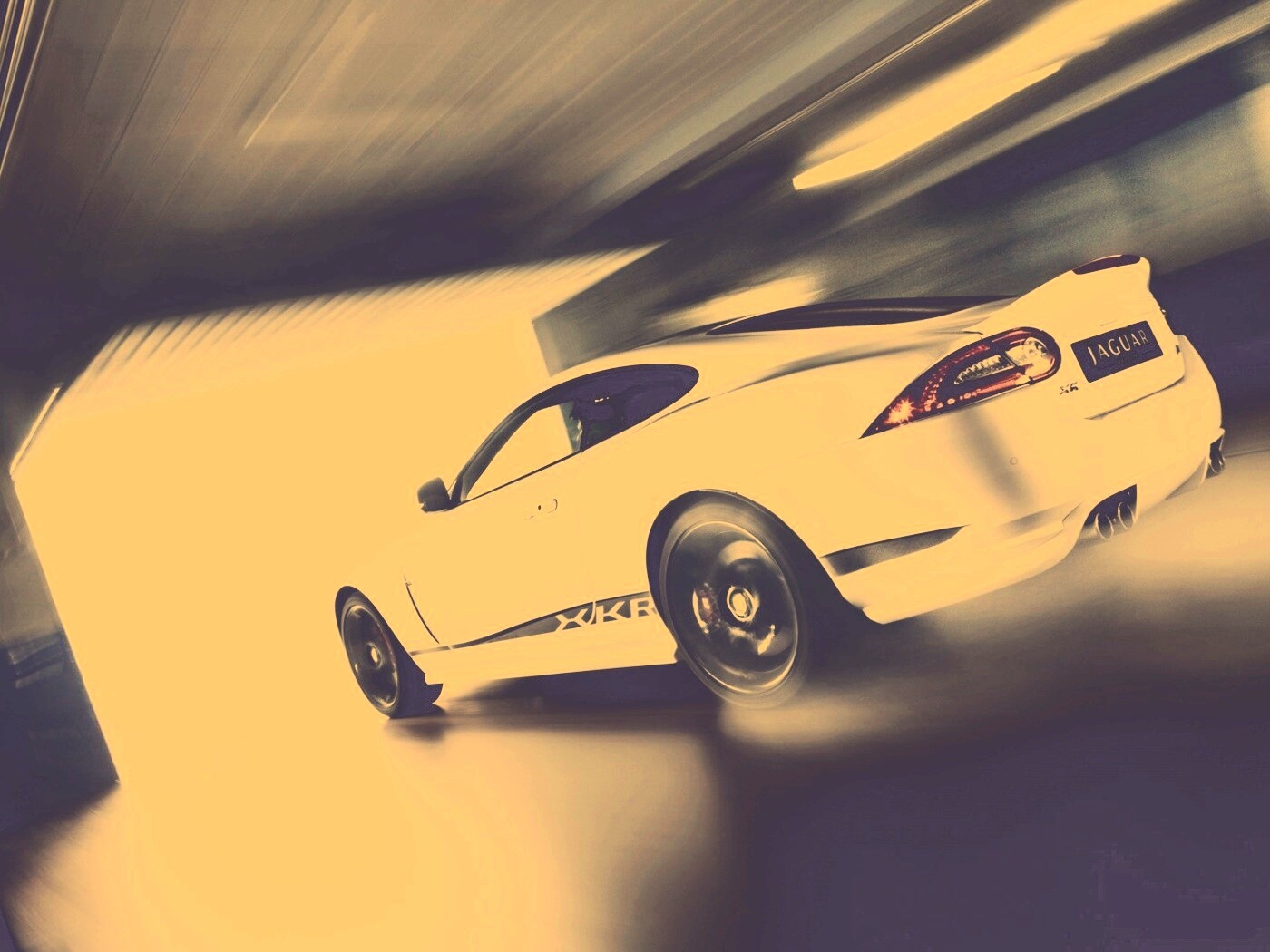 Белый ягуар в гараже обои