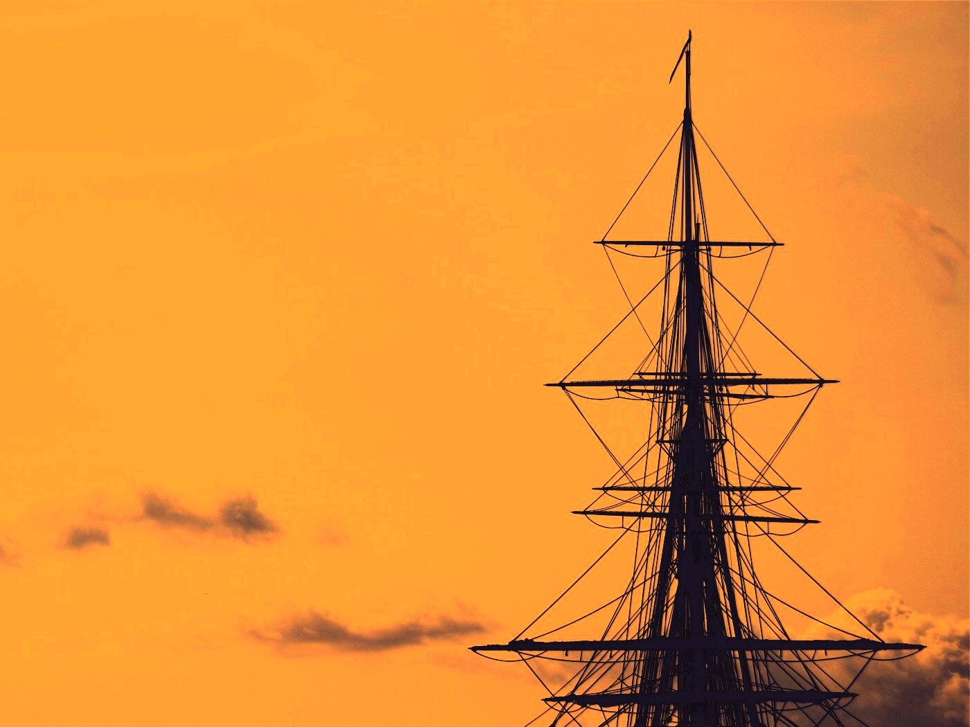 Мачта корабля на фоне неба обои