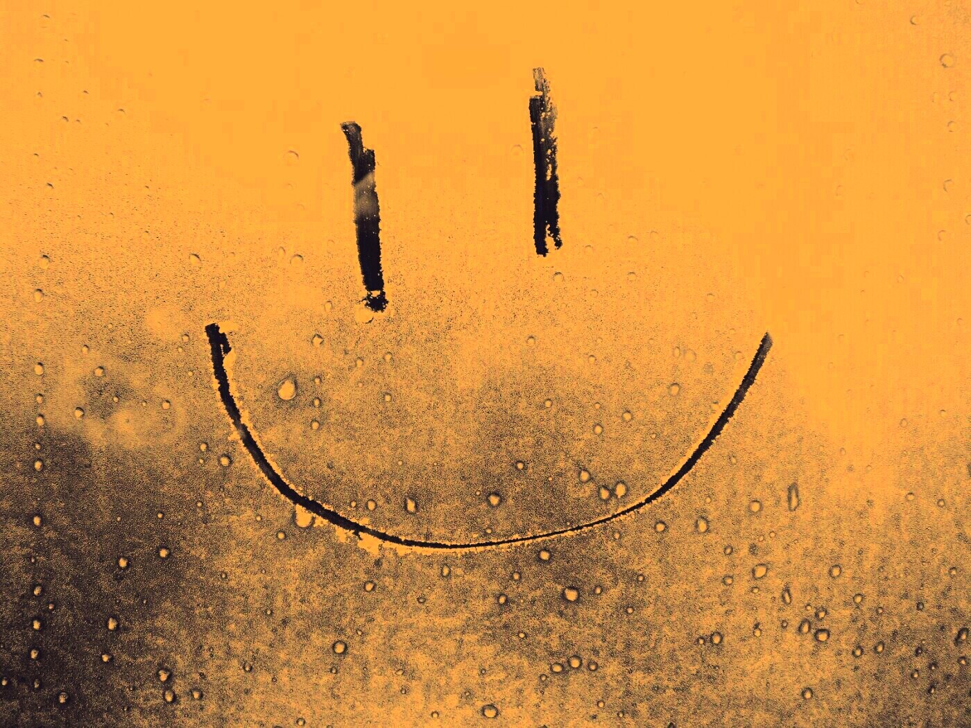 Улыбка на стекле обои