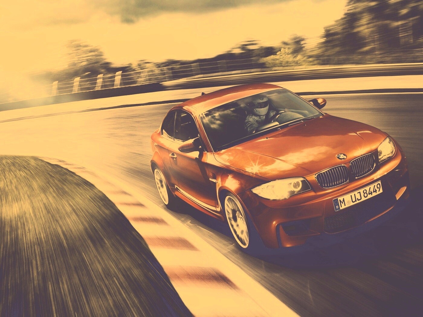 Гонщик за рулем BMW M1 обои