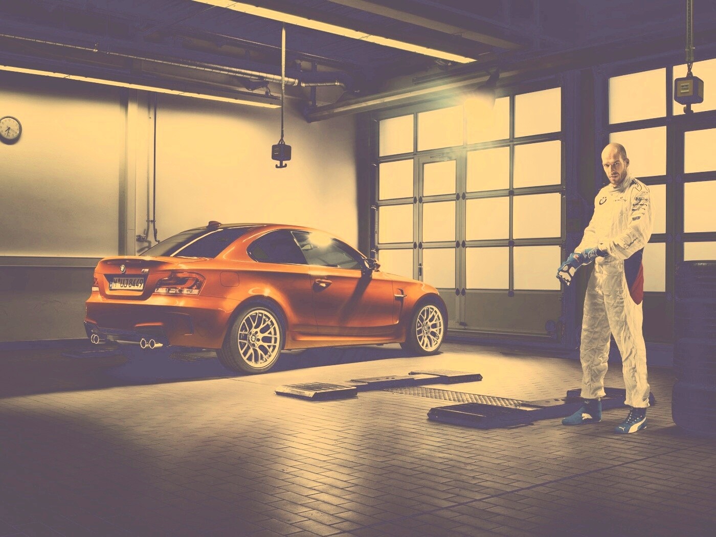 Гонщик и BMW M1 в гараже обои