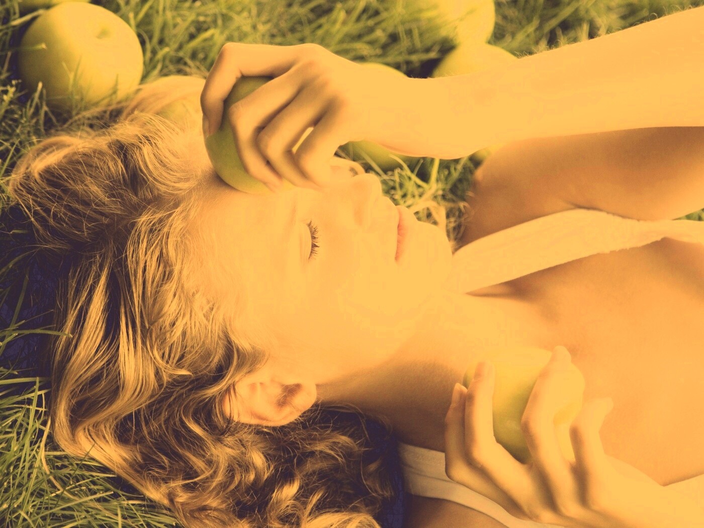 Девушка с яблоками обои