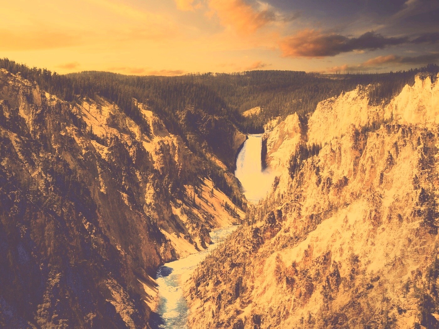 Водопад в скалистой местности обои