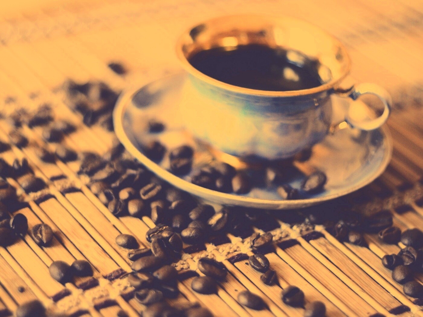 Чашка кофе и немного зерен обои