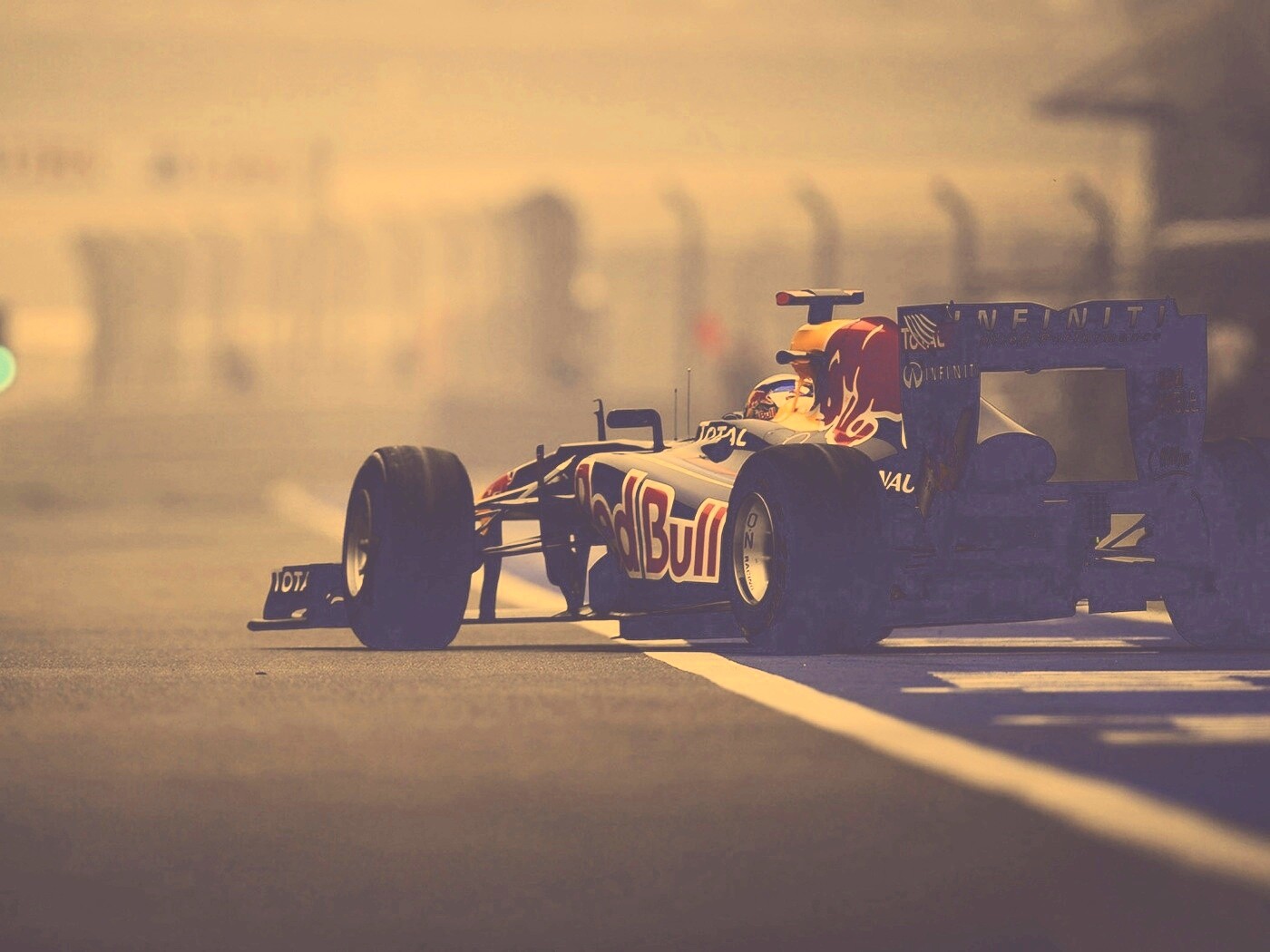 Болид выезжает на трассу обои