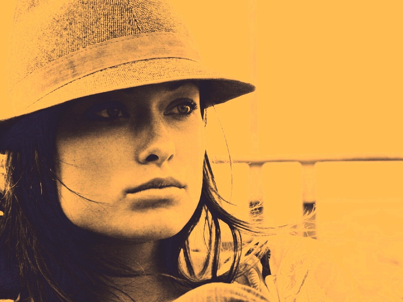 Оливия Уайлд в шикарной шляпе обои