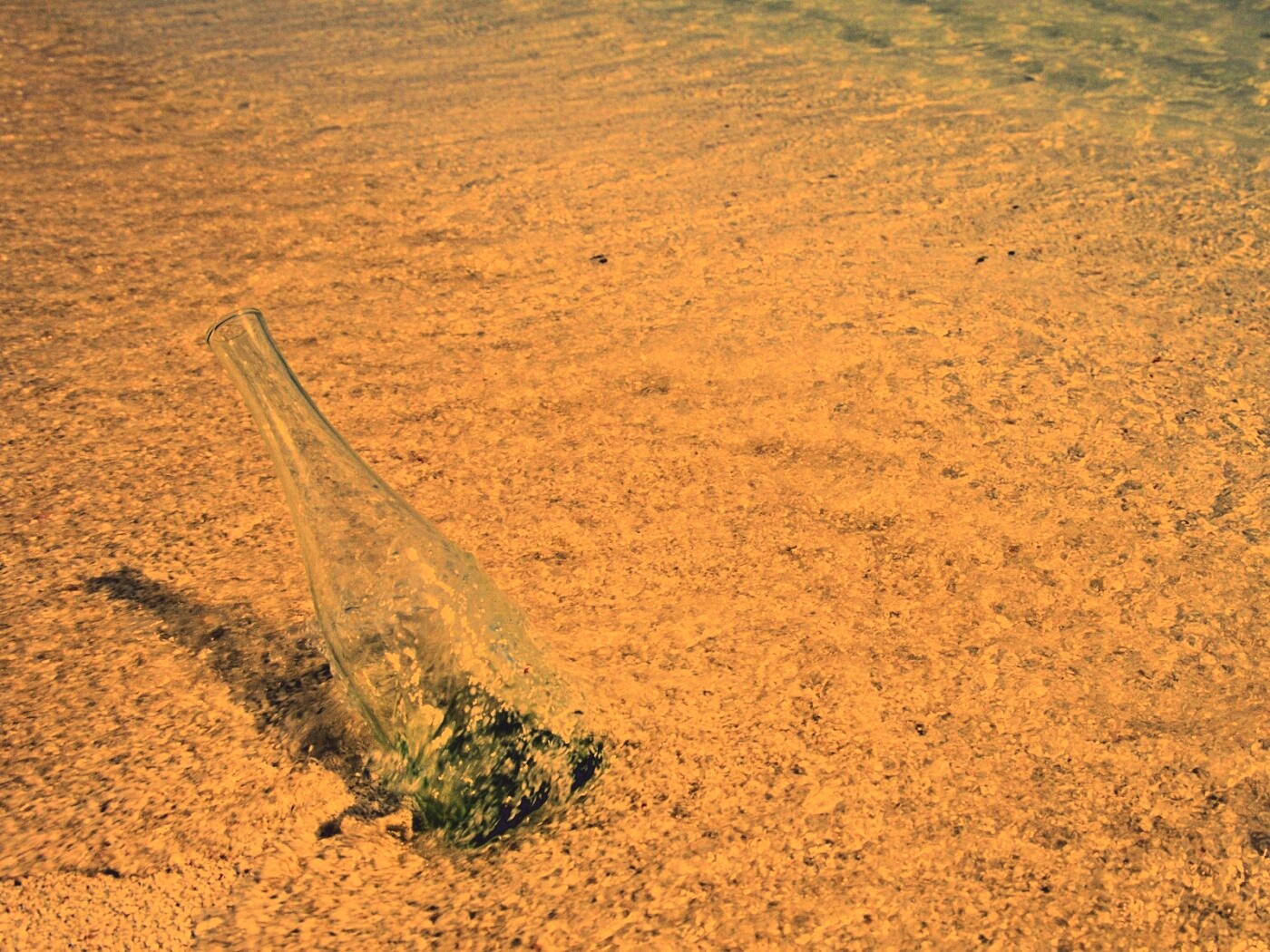 Бутылка в песке у воды обои
