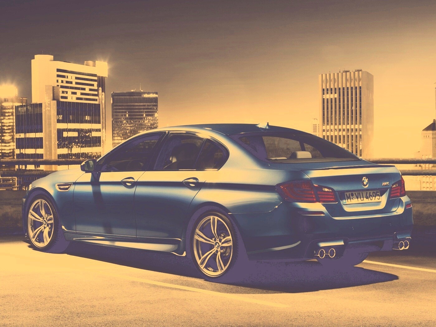 BMW F10 на городской парковке обои