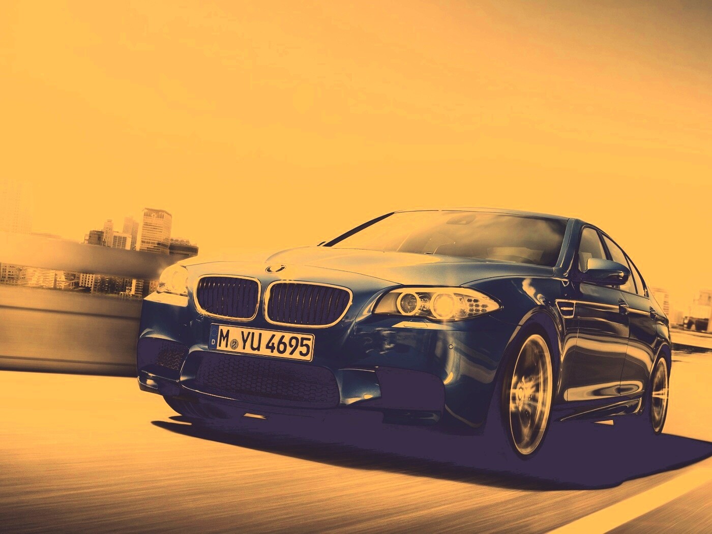 БМВ Ф10 в лучах солнца обои