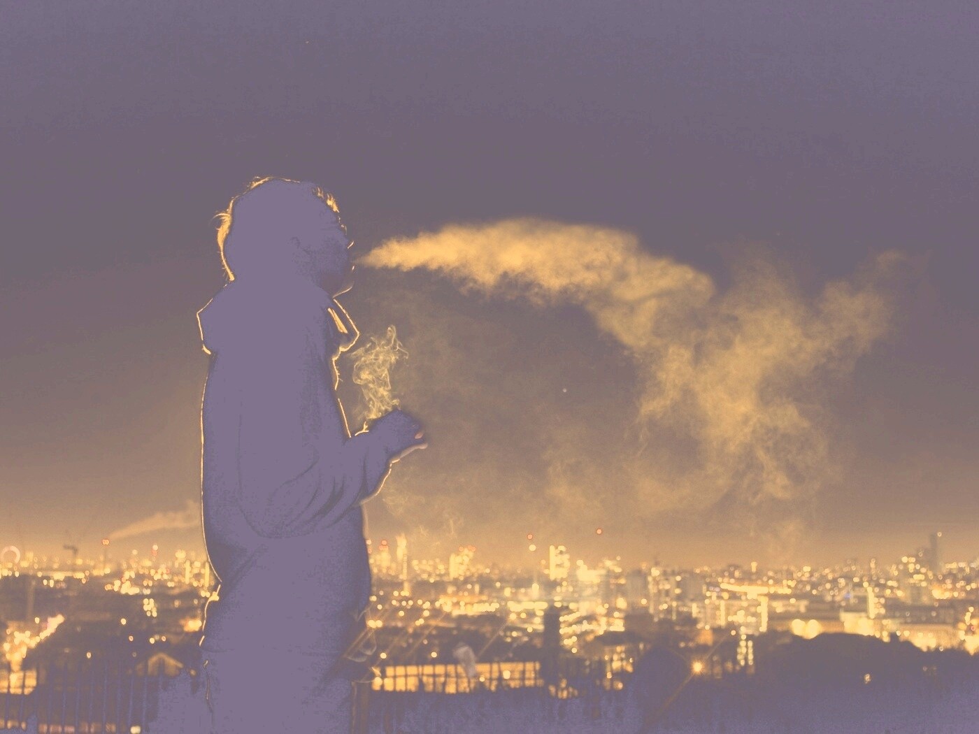 Курящий на крыше парень обои