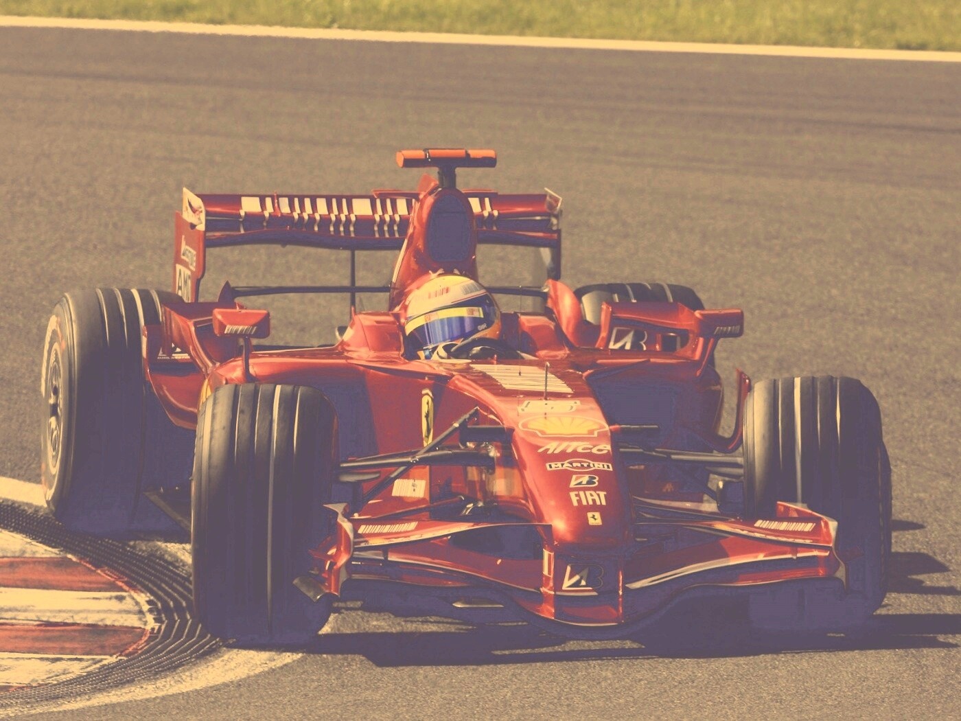 Болид Формула 1 на повороте обои