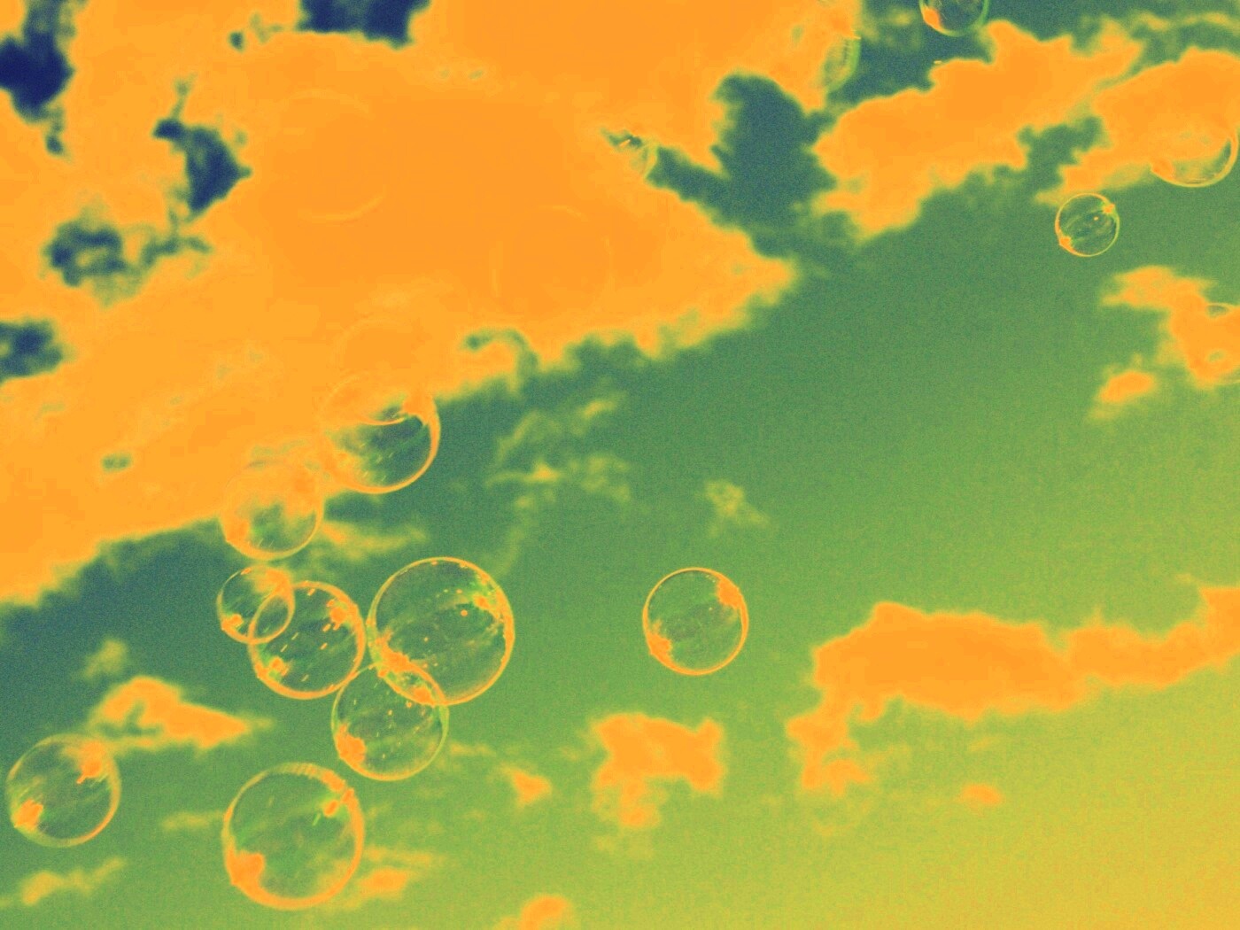 Мыльные пузыри в небе обои