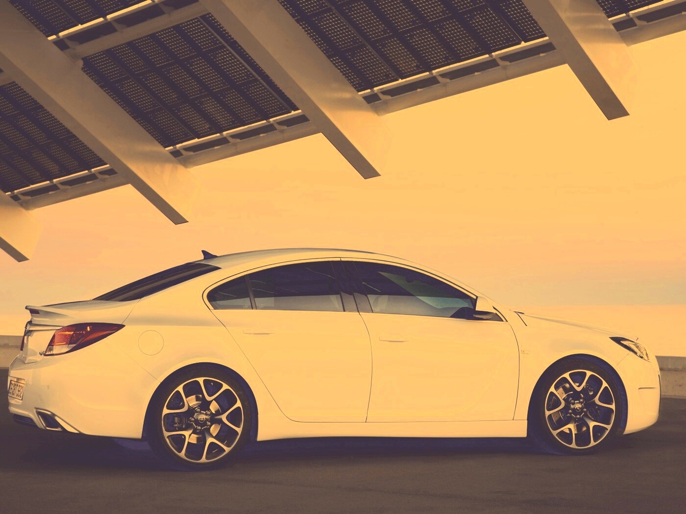 Белый седан под крышей обои