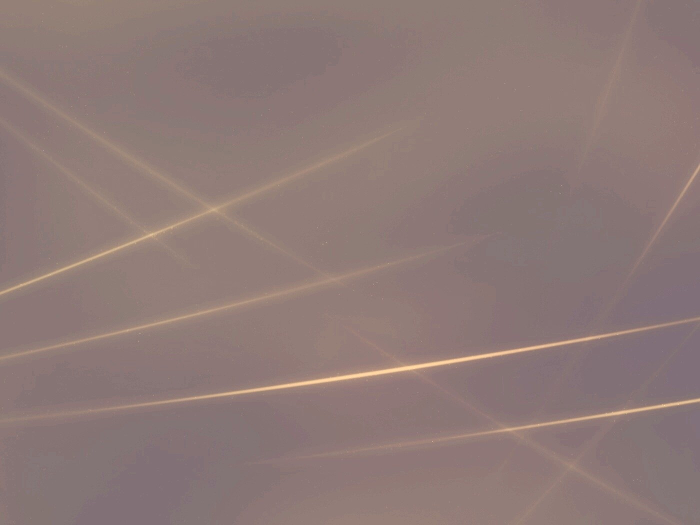 Лучи света на бронзовом фоне обои