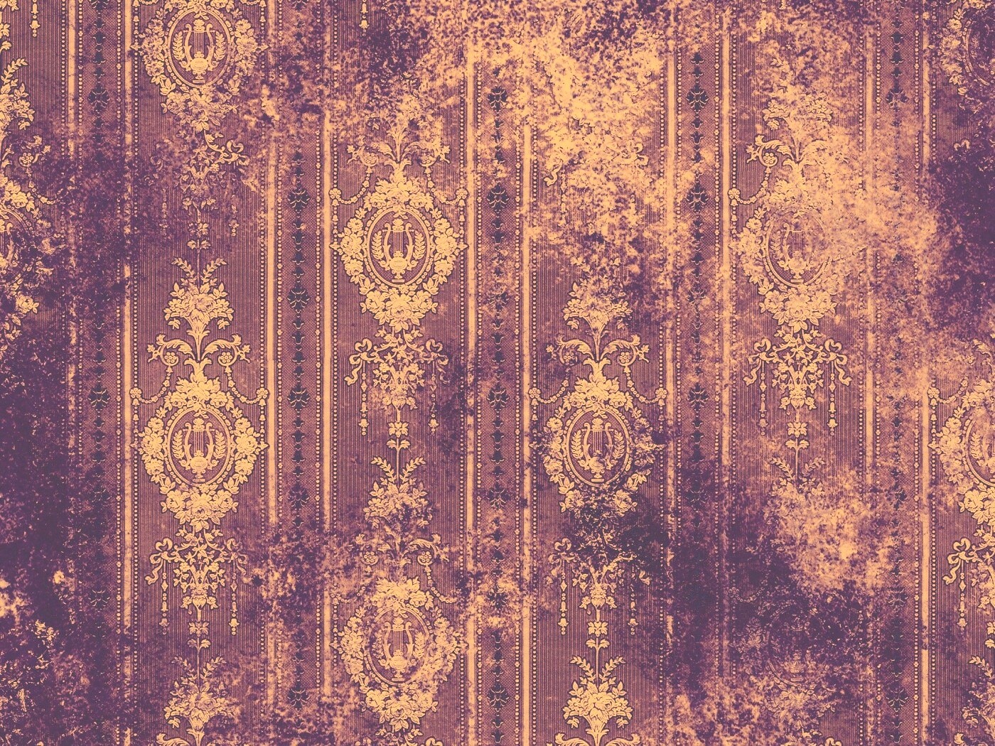 Старинные фиолетовые обои с узорами обои