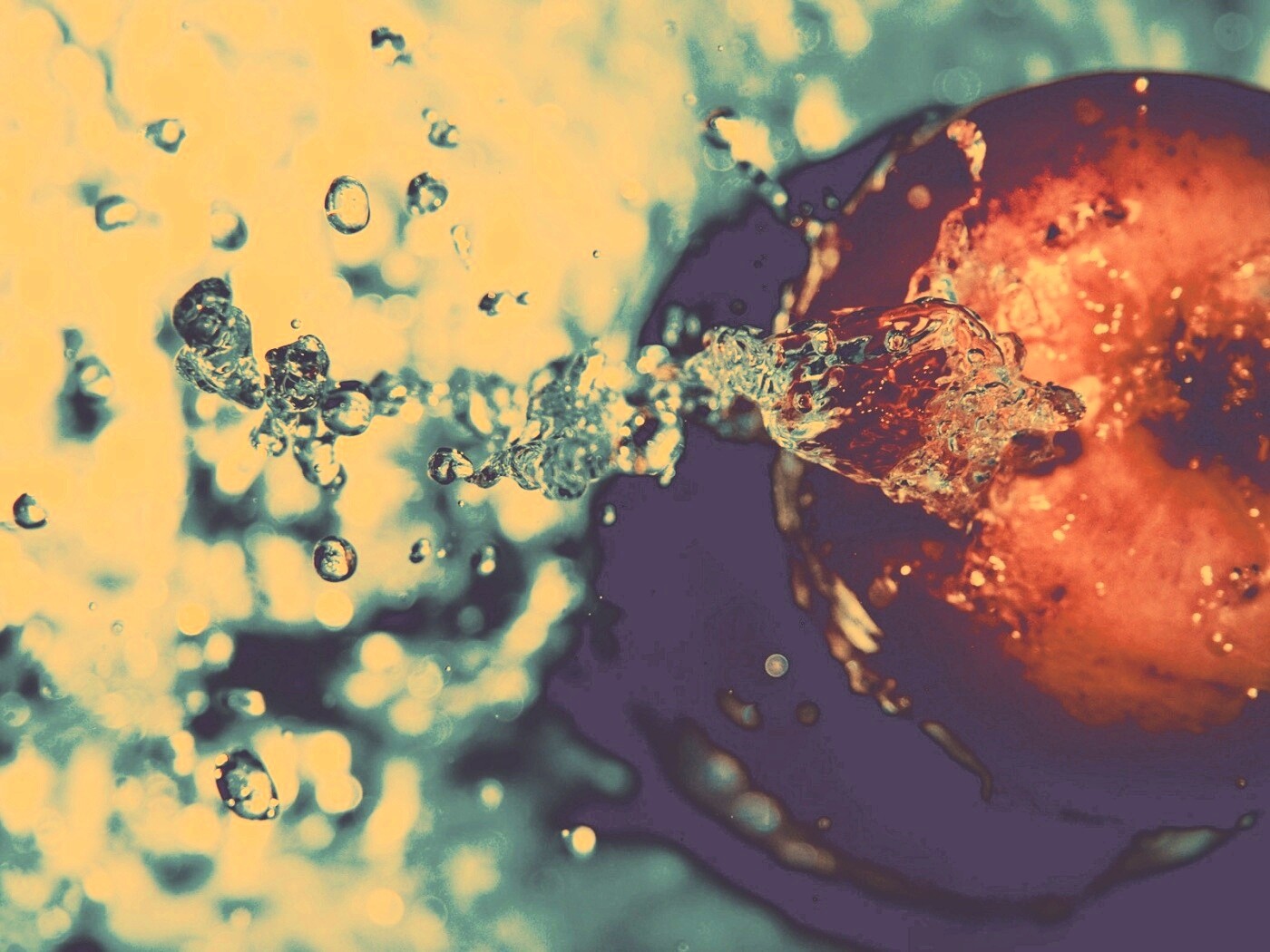 Брызги на яблоке обои