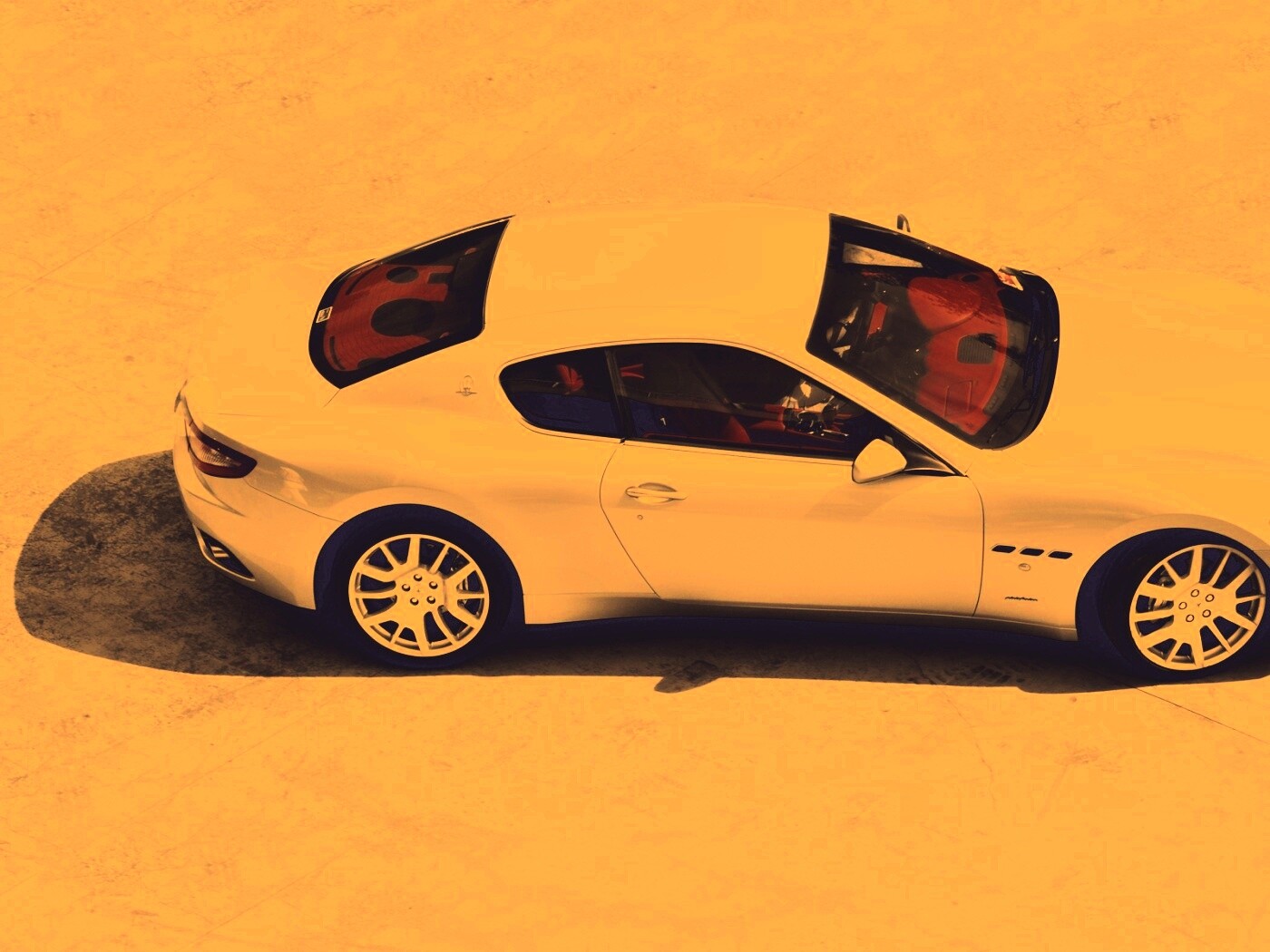 Белая мазерати на солнцепеке обои