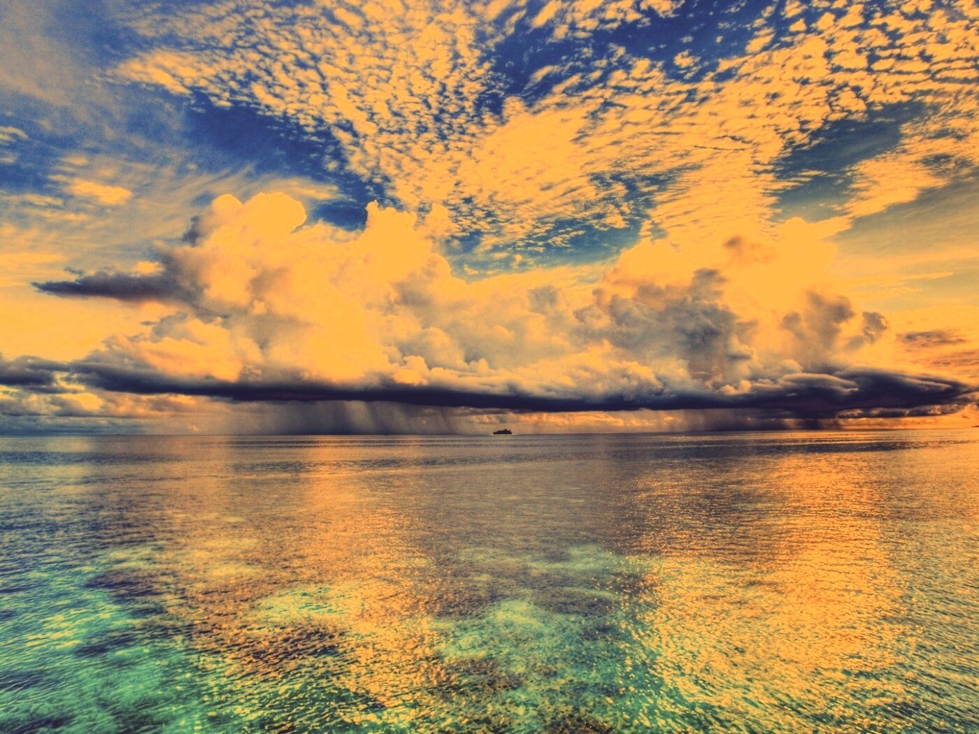 Тучи над морем обои