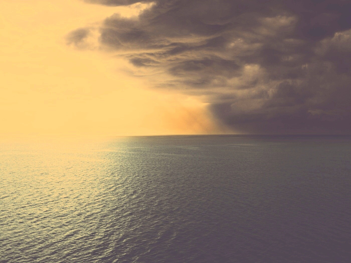 Синее море и грозные тучи обои