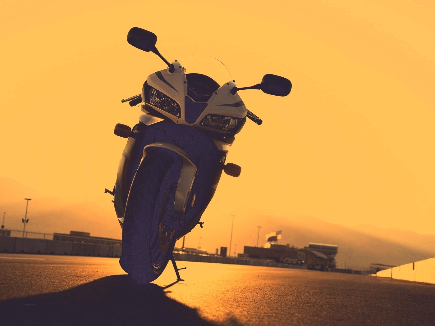 Мотоцикл на фоне заходящего солнца обои