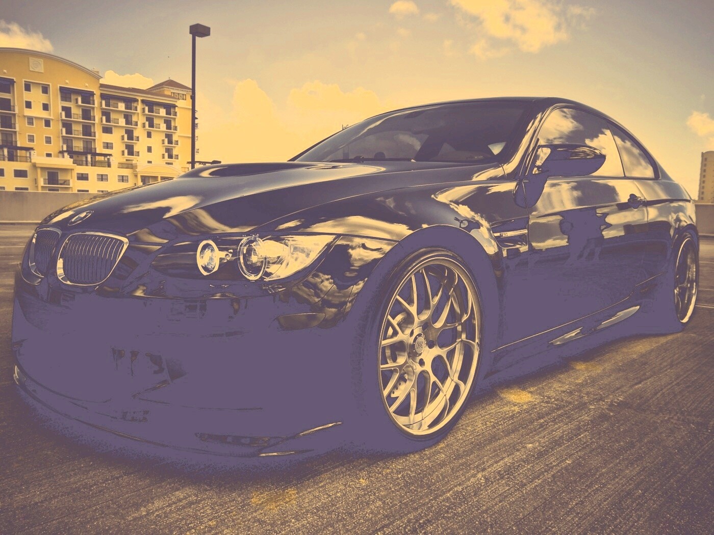 Красивый черный BMW на парковке обои