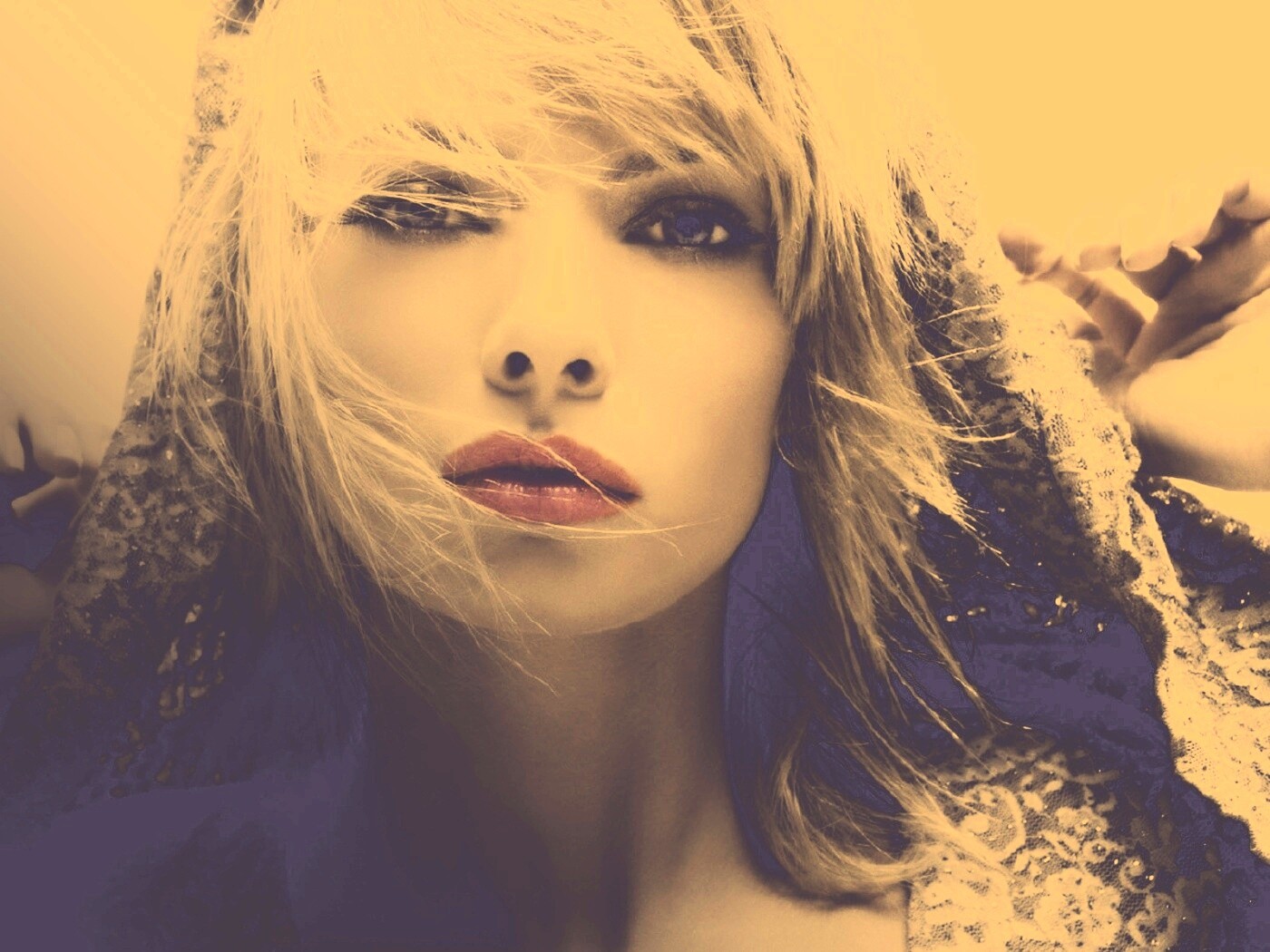 Девушка с красными губами обои