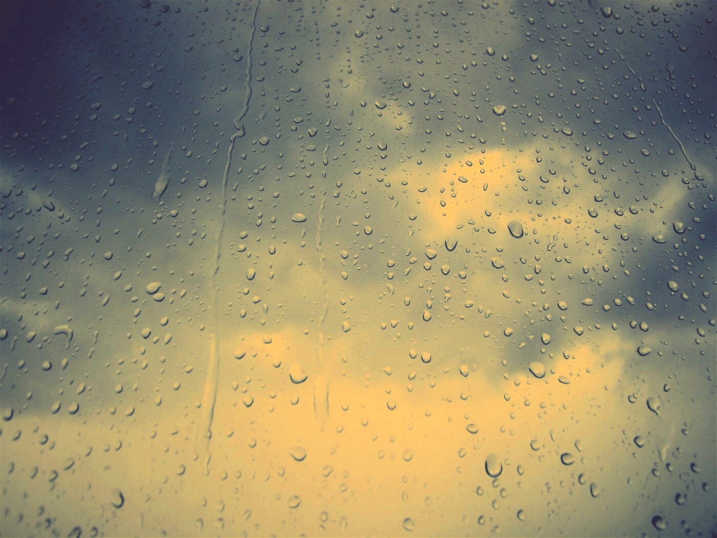 Капли на стекле обои