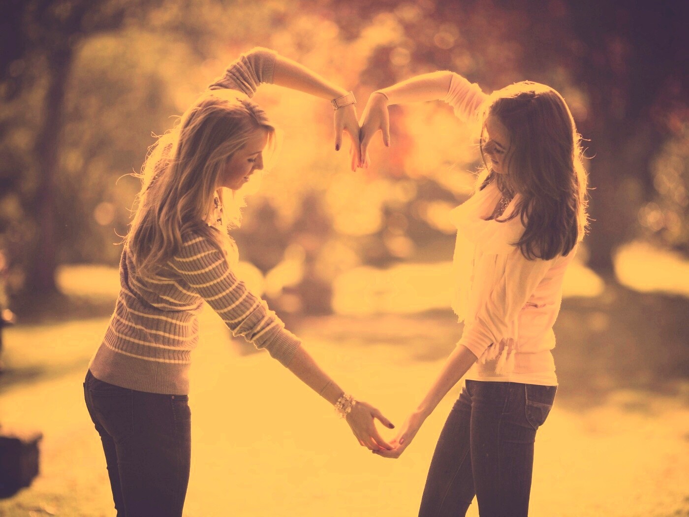 Две девушки и сердце из рук обои