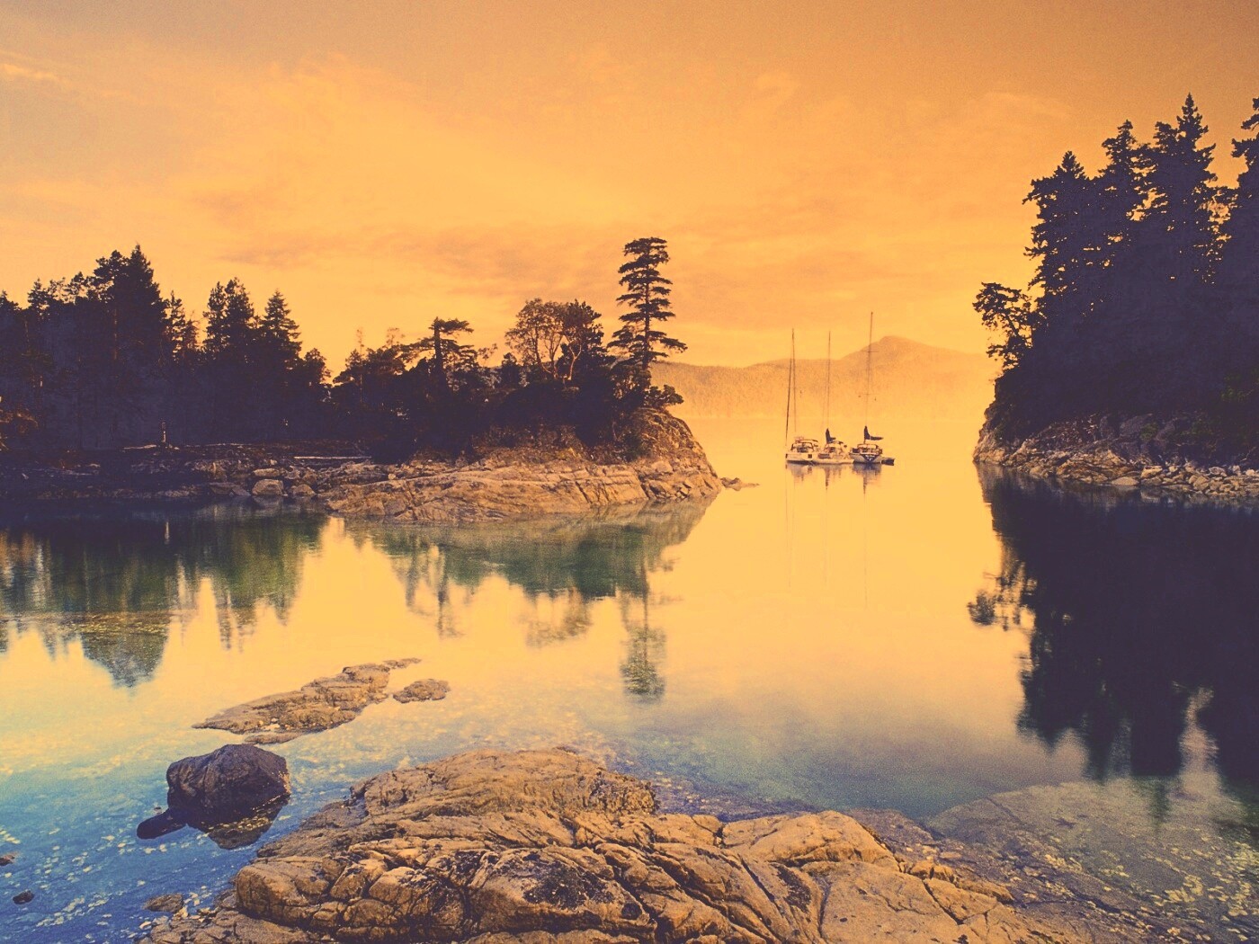 Яхты в заливе обои