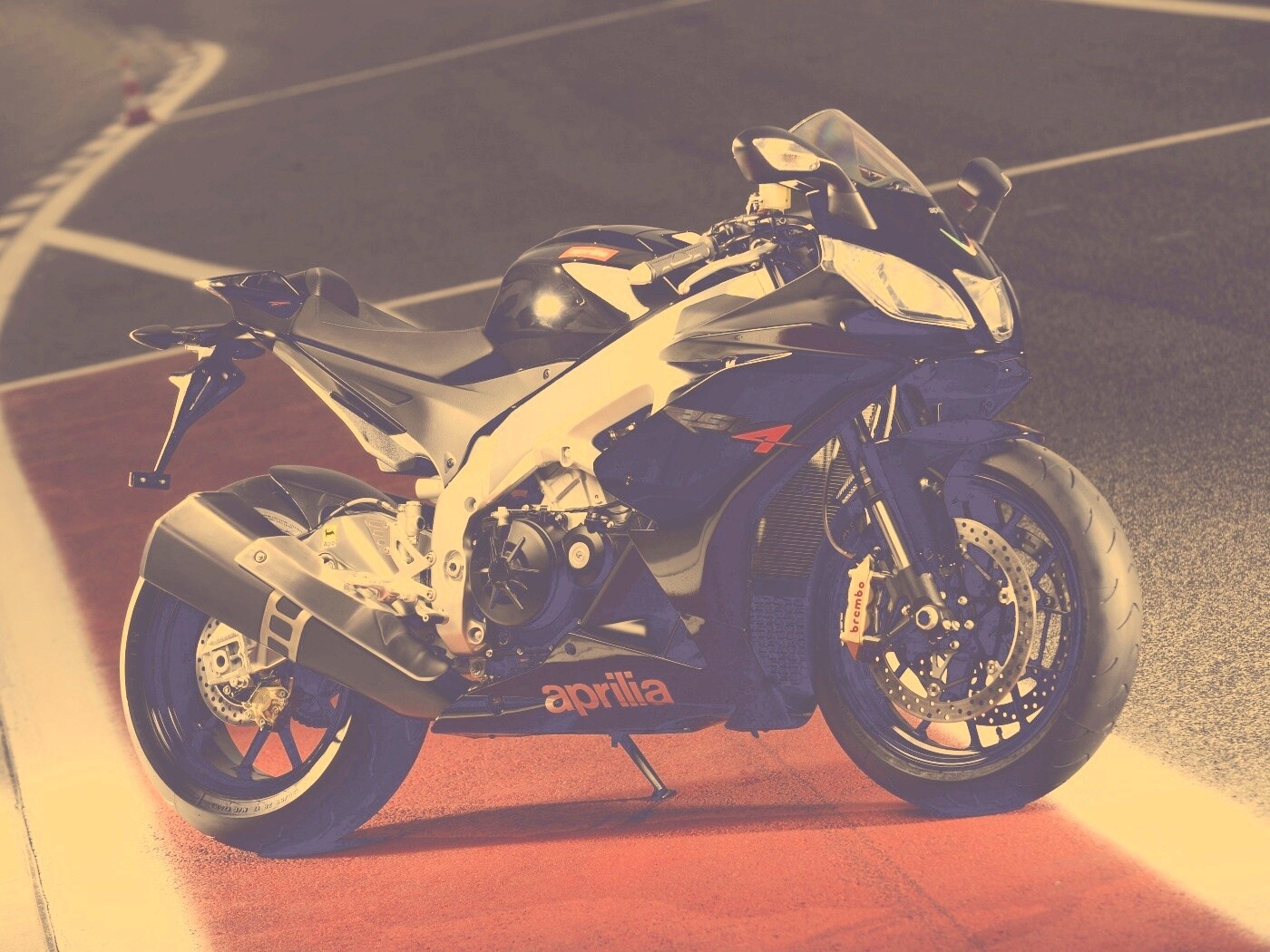 Aprilia на треке обои