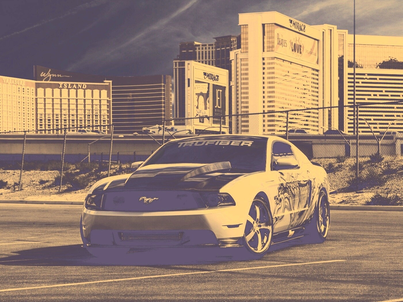 Мустанг на парковке обои