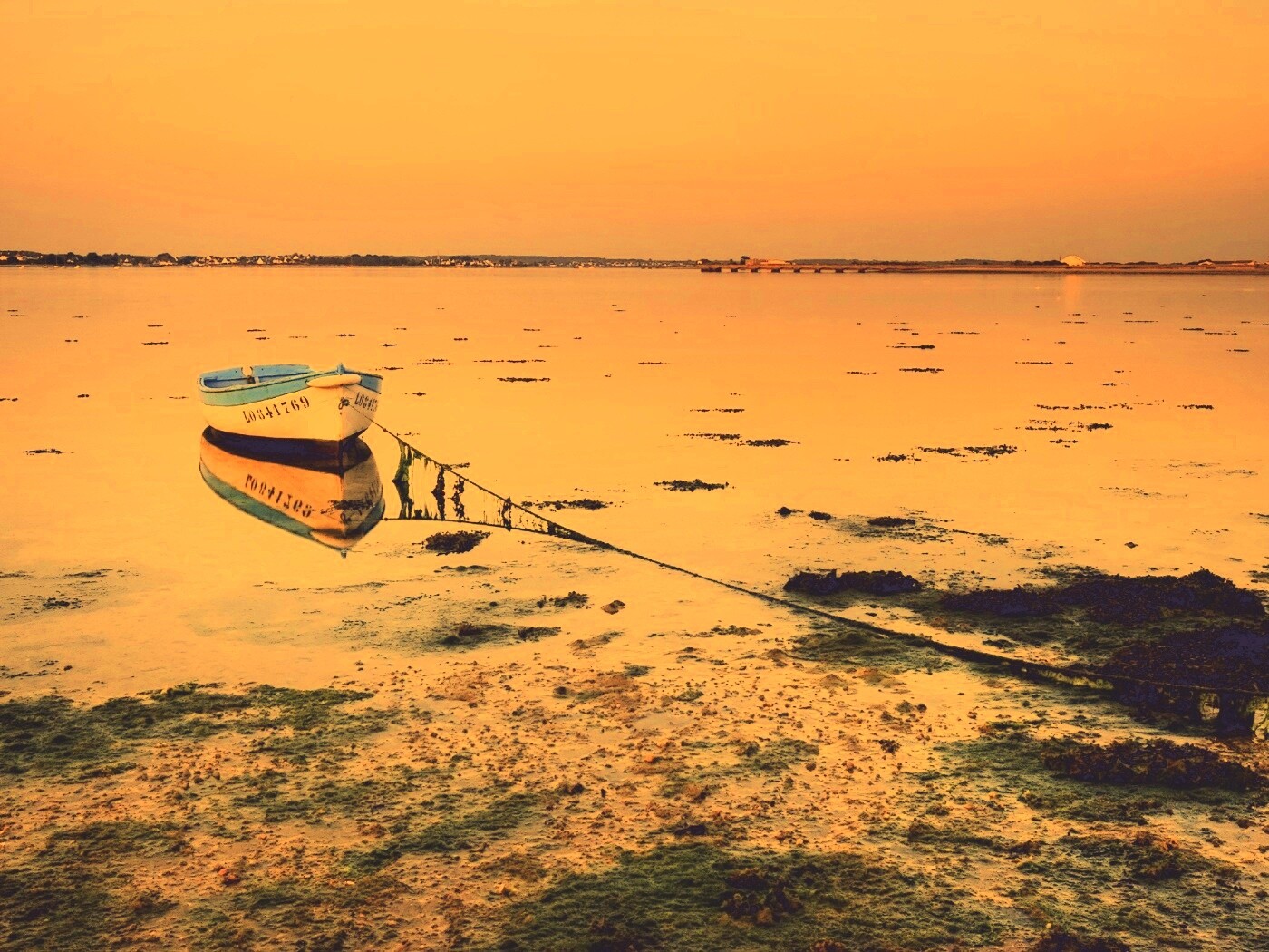 Лодка на илистом берегу обои