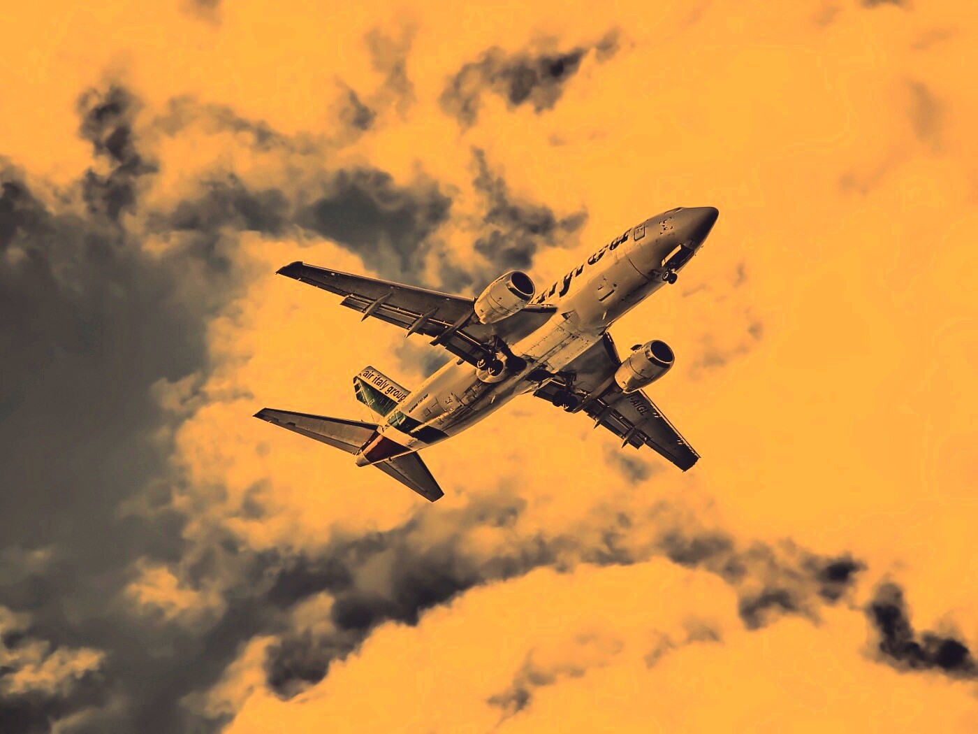 Самолет гражданской авиации в небе обои