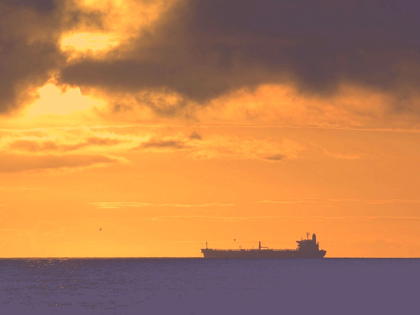 Баржа на закате обои